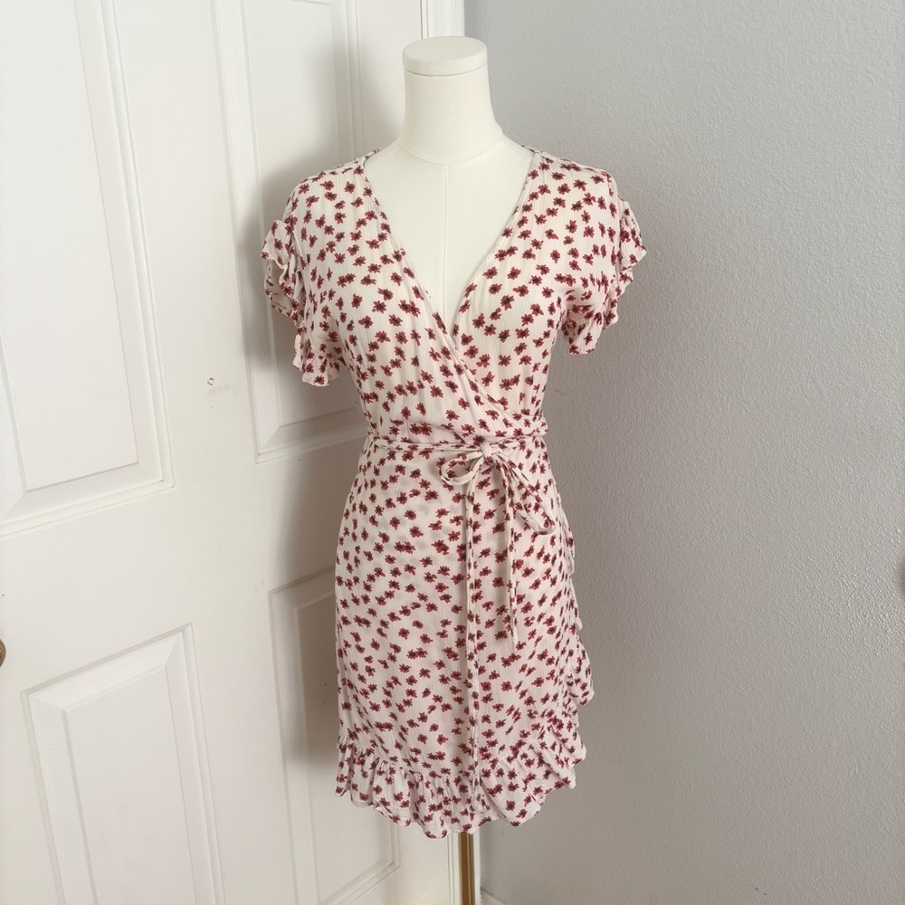 Billabong Red and white Floral Wrap & Roll Mini Dress Size Medium